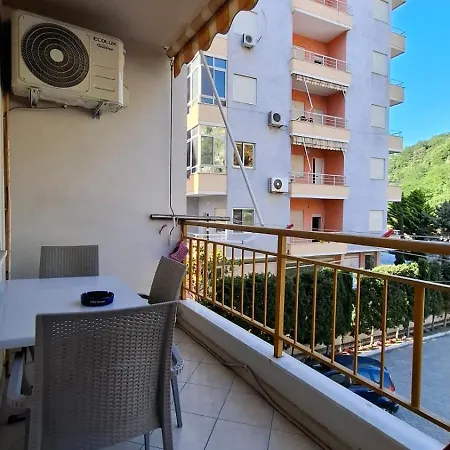 Apartament Xhenis Apartament's *